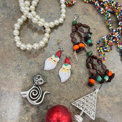Lot of Christmas jewelry