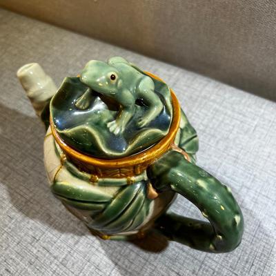 Vintage Frog Tea Pot with 