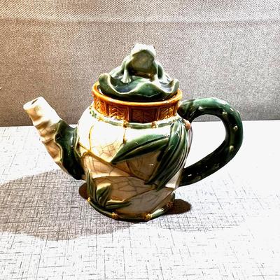 Vintage Frog Tea Pot with | EstateSales.org