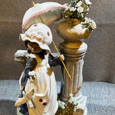 LLADRO D-103 Young Girl with Umbrella 