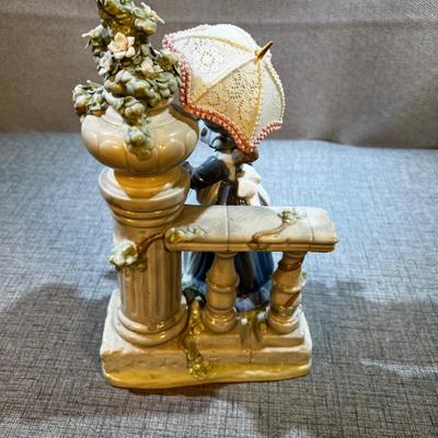 LLADRO D-103 Young Girl with Umbrella 