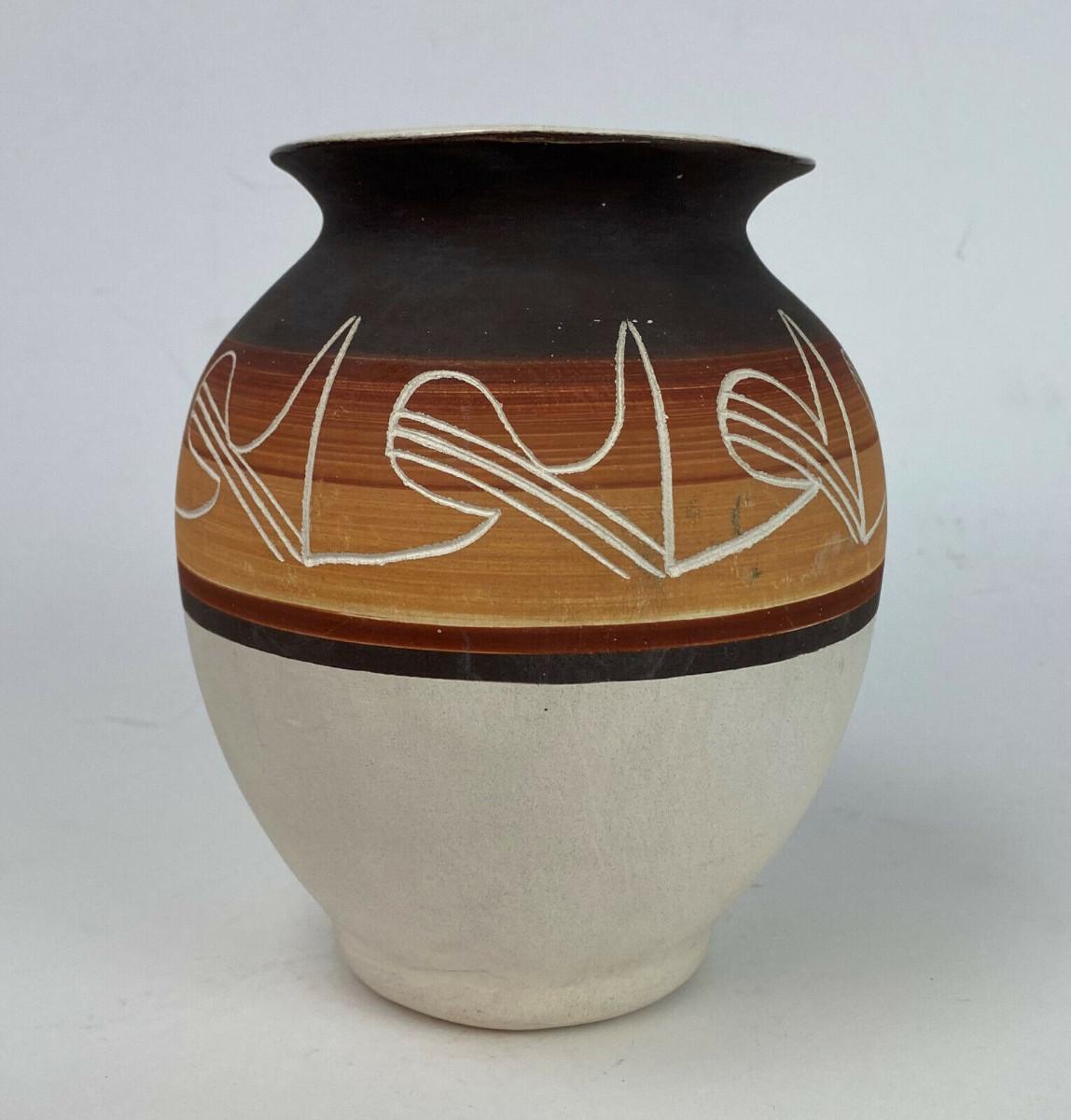 UTE MOUNTAIN NATIVE AMERICAN POTTERY JAR SIGNED RUTH ROOT | EstateSales.org