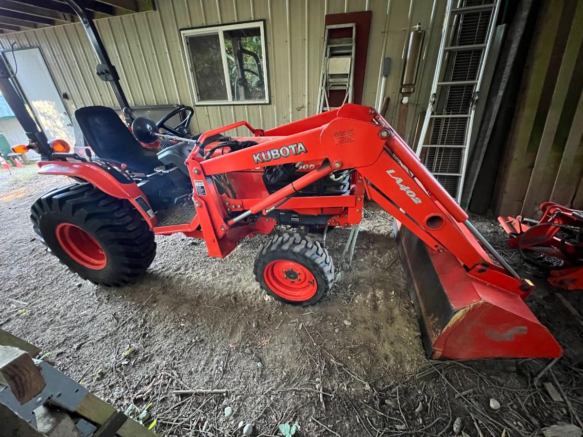 Kubota B7800 Tractor With Kubota La402 And Digger Attachments And Maschio L52