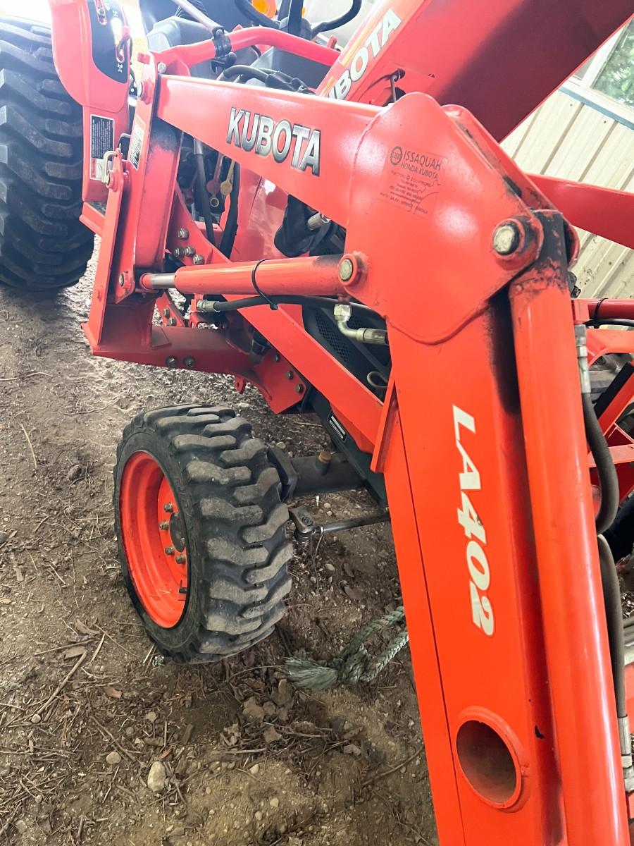 Kubota B7800 Tractor with Kubota LA402 and Digger Attachments and