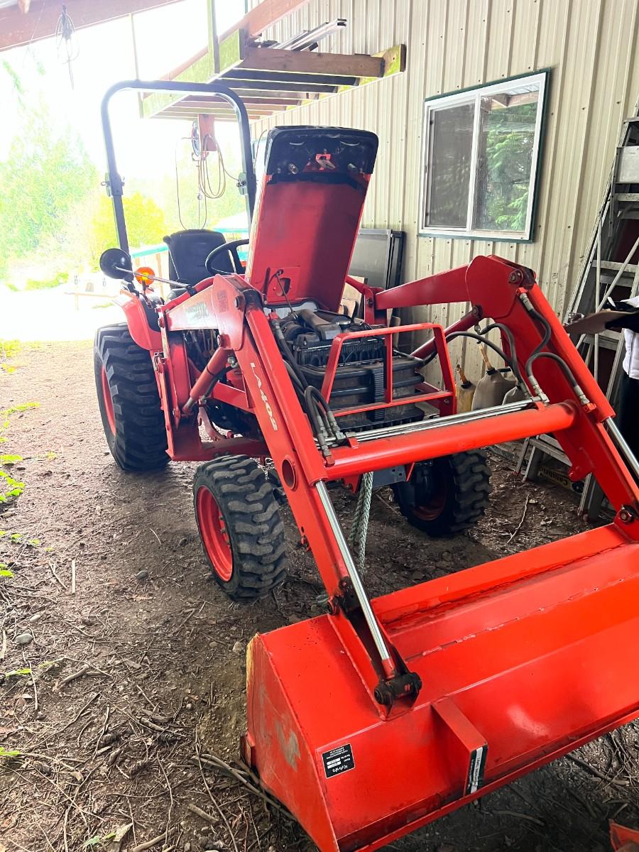 Kubota B7800 Tractor with Kubota LA402 and Digger Attachments and