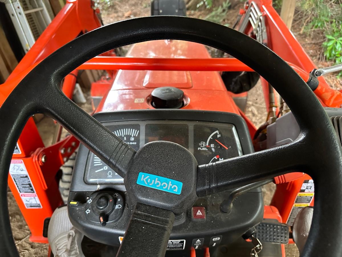 Kubota B7800 Tractor with Kubota LA402 and Digger Attachments and