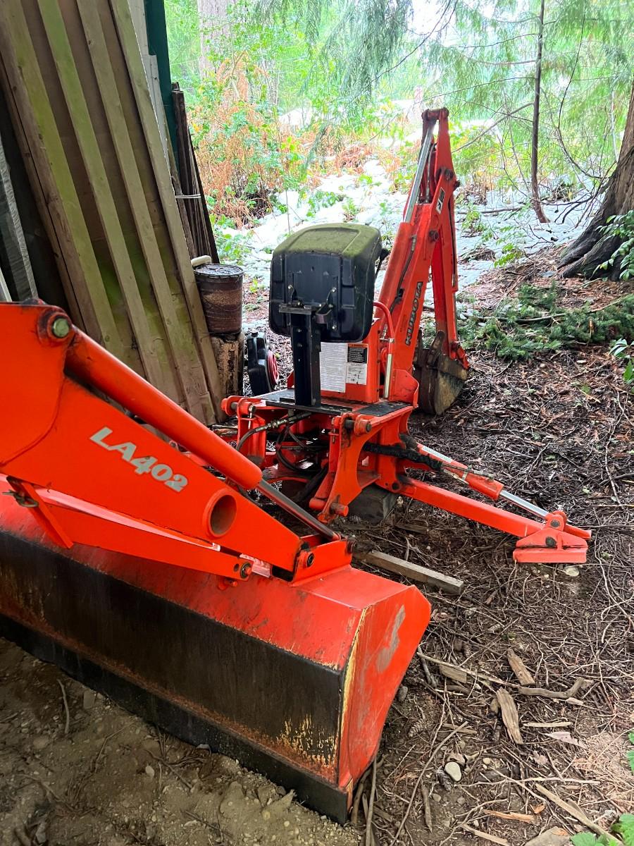 Kubota B7800 Tractor with Kubota LA402 and Digger Attachments and