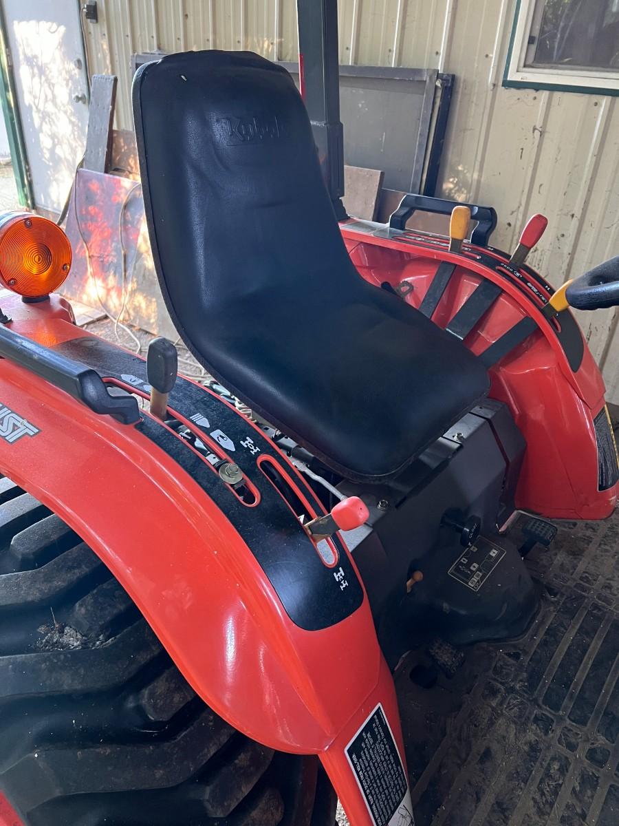 Kubota B7800 Tractor with Kubota LA402 and Digger Attachments and