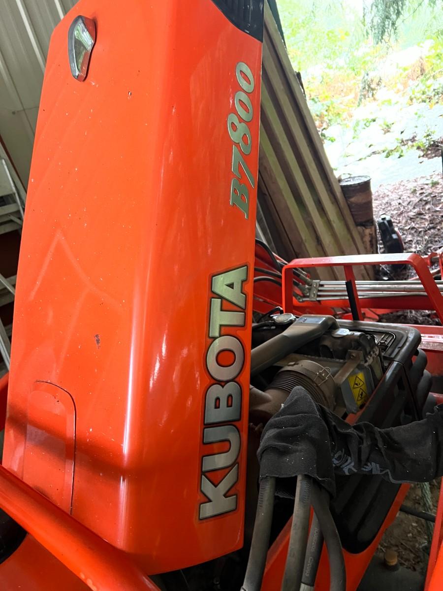 Kubota B7800 Tractor with Kubota LA402 and Digger Attachments and