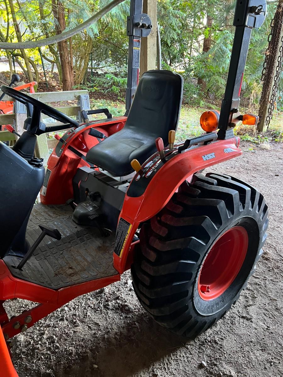 Kubota B7800 Tractor with Kubota LA402 and Digger Attachments and