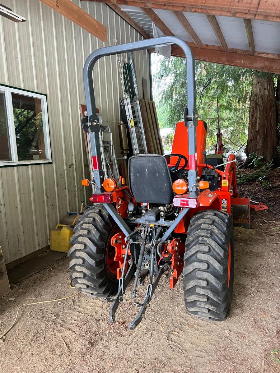 Kubota B7800 Tractor with Kubota LA402 and Digger Attachments and