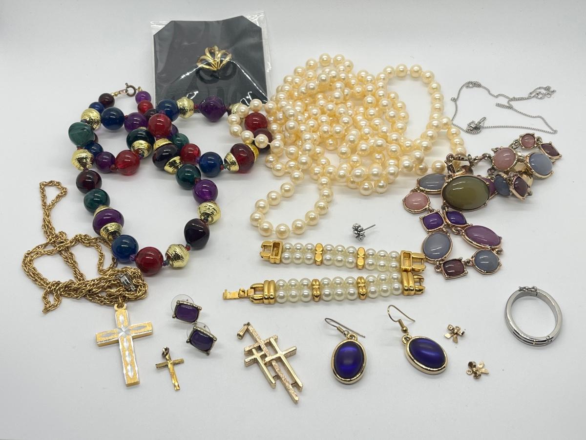 LOT 142 Lot of Assorted Costume Jewelry Pieces Necklaces Earrings