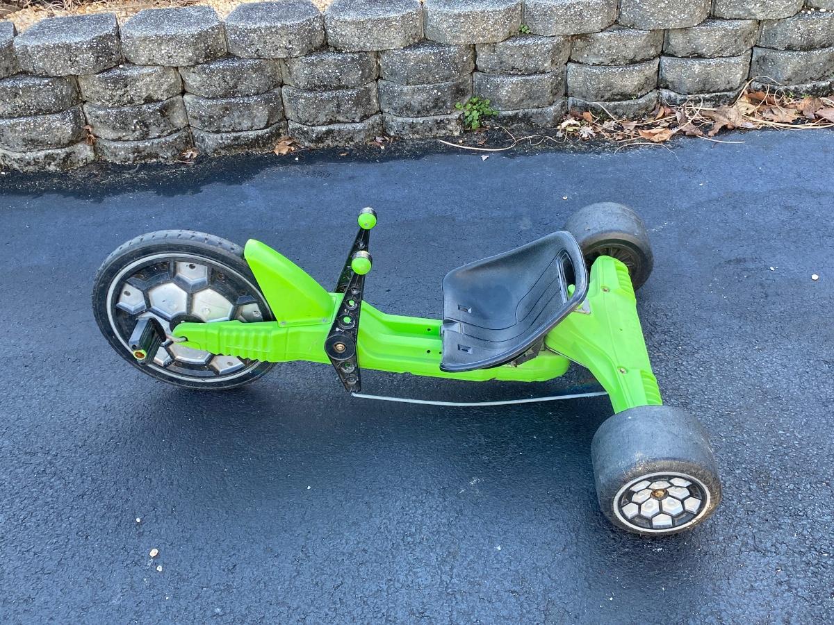 The green cheap machine toy