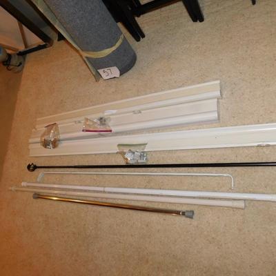 NICE WINDOW BLINDS AND AN ASSORTMENT OF RODS