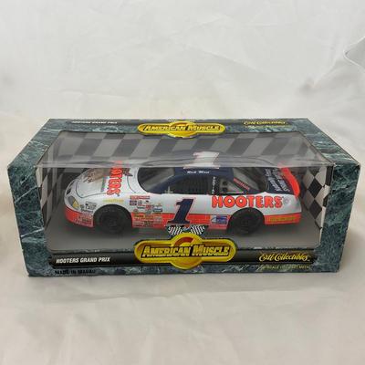 -95- NASCAR | 1:18 Scale Die Cast | Hooters Grand Prix