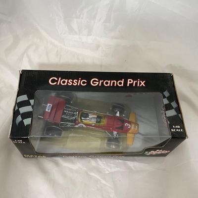 -126- MODEL CAR | 1:18 Scale Die Cast | Classic Grand Prix Gold Leaf Team Lotus