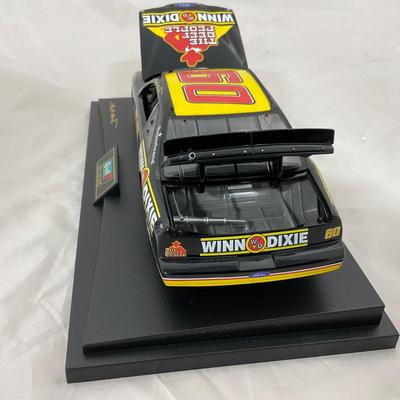 -151- NASCAR | 1:18 Scale Die Cast | 1997 Winn Dixie Ford Thunderbird