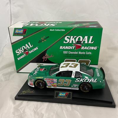 -152- NASCAR | 1:18 Scale Die Cast | 1997 Skoal Bandit Chevrolet Monte Carlo