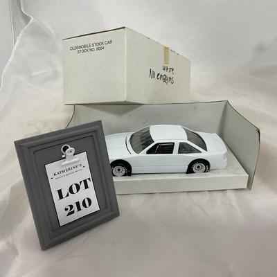 -210- NASCAR | 1:24 Scale Die Cast | Oldsmobile Stock Car White
