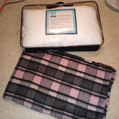 DOCTORS CHOICE DOWN ALTERNATIVE PILLOW AND THROW BLANKET