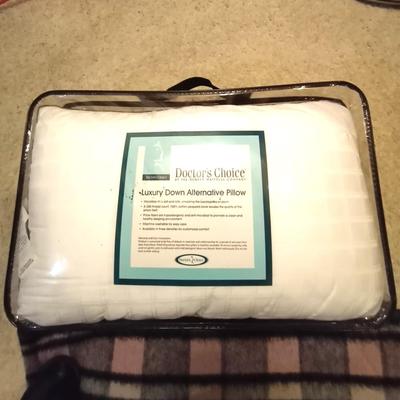 DOCTORS CHOICE DOWN ALTERNATIVE PILLOW AND THROW BLANKET