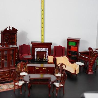 FEDERAL STYLE MAHOGANY COLOR LIVING ROOM GROUPING OF TWENTY-THREE PIECES