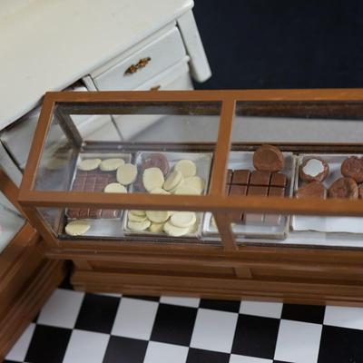 MINIATURE BAKERY SETTING TO INCLUDE SHOWCASES OF BAKED GOOD.S