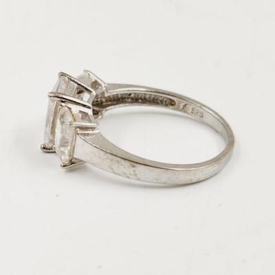 BEAUTIFUL CUBIC ZIRCONIA. 925 SILVER RING SIZE 8.5