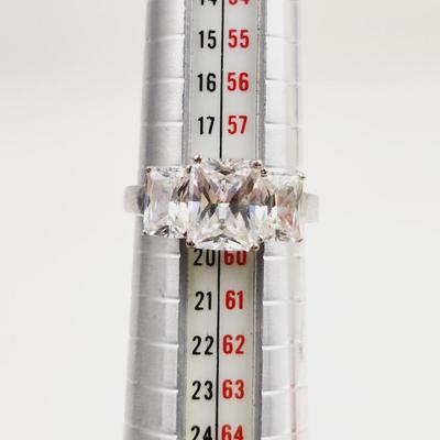 BEAUTIFUL CUBIC ZIRCONIA. 925 SILVER RING SIZE 8.5