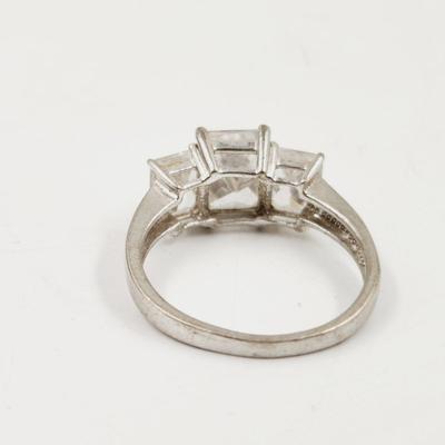 BEAUTIFUL CUBIC ZIRCONIA. 925 SILVER RING SIZE 8.5