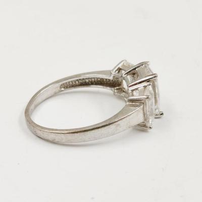 BEAUTIFUL CUBIC ZIRCONIA. 925 SILVER RING SIZE 8.5