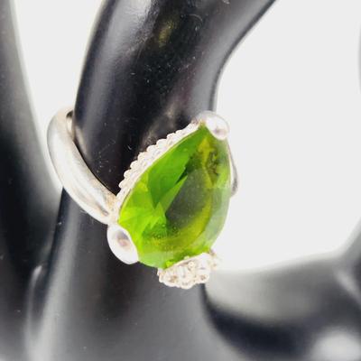 . 925 SILVER WITH LIME GREEN CUBIC ZIRCONIA RING SIZE 7