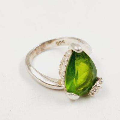 . 925 SILVER WITH LIME GREEN CUBIC ZIRCONIA RING SIZE 7
