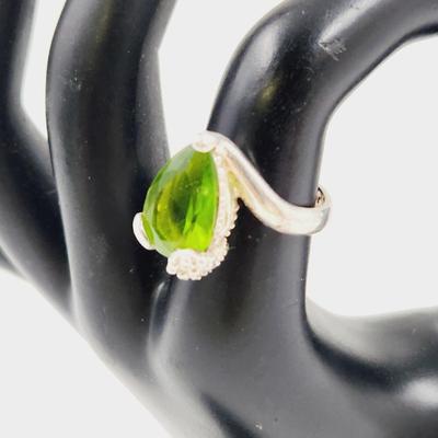 . 925 SILVER WITH LIME GREEN CUBIC ZIRCONIA RING SIZE 7