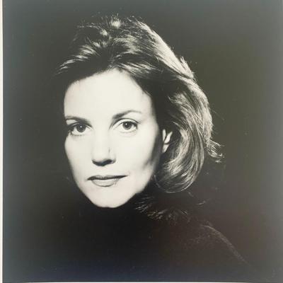 Margaret Colin signed photo