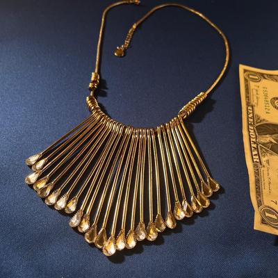 EXOTIC SPLAYED NECKLACE