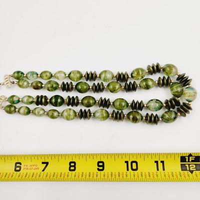 VINTAGE MULTI GREEN TONED DECORATIVE NECKLACE