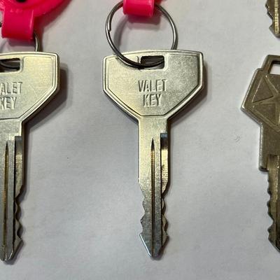 10 VINTAGE AUTOMOBILE CAR KEYS