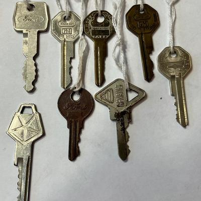 10 VINTAGE AUTOMOBILE CAR KEYS
