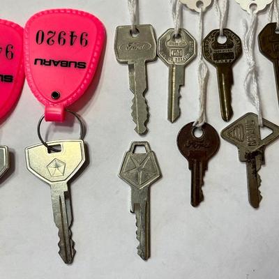 10 VINTAGE AUTOMOBILE CAR KEYS