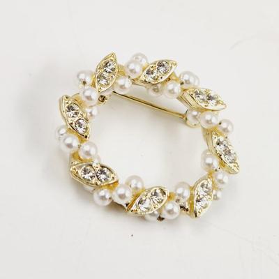 VINTAGE GOLD TONED FAUX PEARL WREATH PIN