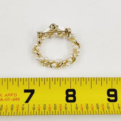 VINTAGE GOLD TONED FAUX PEARL WREATH PIN