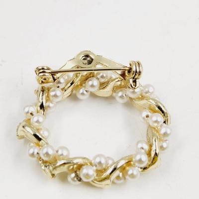 VINTAGE GOLD TONED FAUX PEARL WREATH PIN