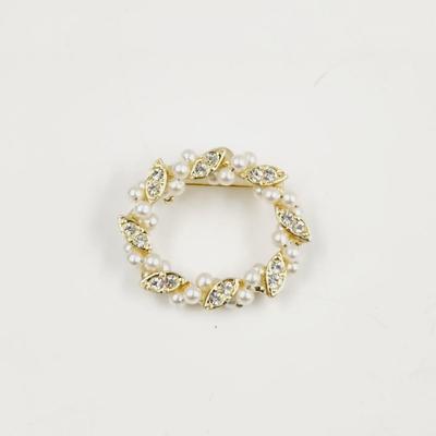 VINTAGE GOLD TONED FAUX PEARL WREATH PIN