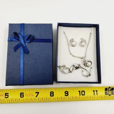 NEW IN BOX SILVER TONED NECKLACE, BRACELET & EARRING SET