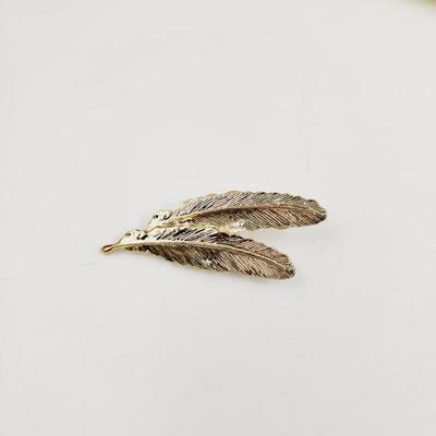 VINTAGE GERRYS GOLD TONED FEATHERED BROOCH