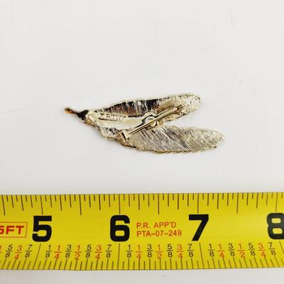 VINTAGE GERRYS GOLD TONED FEATHERED BROOCH