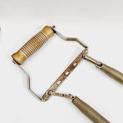 VINTAGE SPRING LOADED EXERCISE PIECE