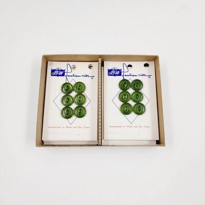 VINTAGE SET OF GREEN BUTTONS NEW