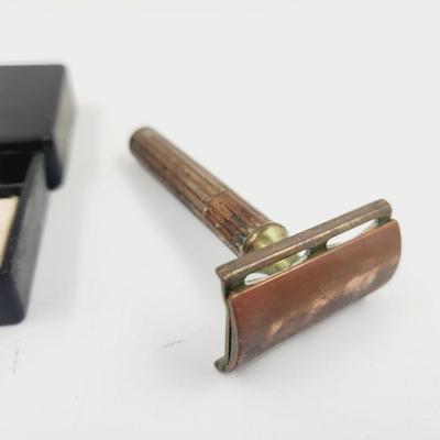 ANTIQUE CLIX BLADE RAZOR AND CASE